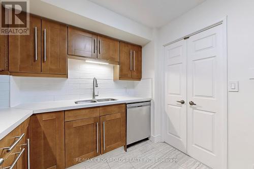 907 - 8 Lee Centre Drive, Toronto (Woburn), ON - Indoor Photo Showing Kitchen With Double Sink