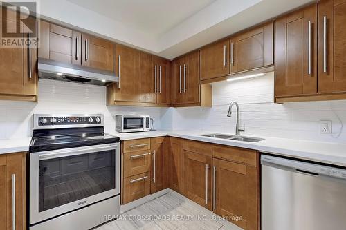 907 - 8 Lee Centre Drive, Toronto (Woburn), ON - Indoor Photo Showing Kitchen With Double Sink