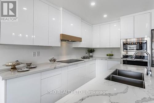 26 Willoughby Way S, New Tecumseth, ON - Indoor Photo Showing Kitchen With Double Sink With Upgraded Kitchen