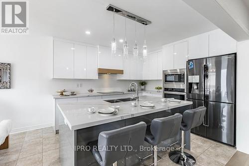 26 Willoughby Way S, New Tecumseth (Alliston), ON - Indoor Photo Showing Kitchen With Upgraded Kitchen