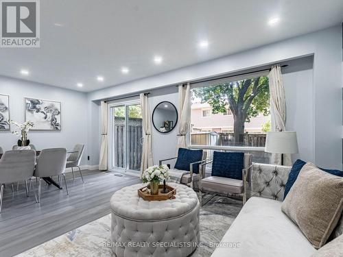 44 Thatcher Court, Brampton, ON - Indoor Photo Showing Living Room