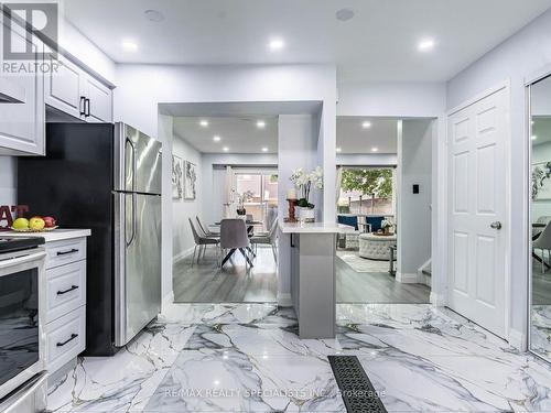 44 Thatcher Court, Brampton, ON - Indoor Photo Showing Kitchen