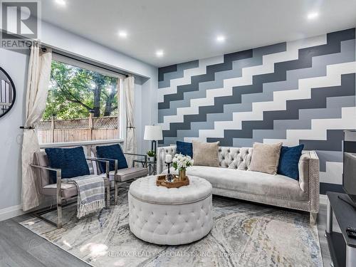 44 Thatcher Court, Brampton (Heart Lake West), ON - Indoor Photo Showing Living Room