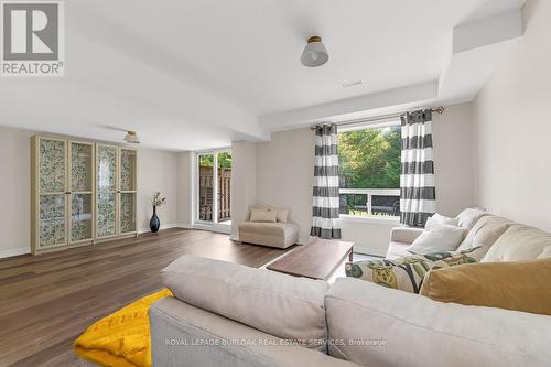 4131 Medland Drive, Burlington, ON - Indoor Photo Showing Living Room