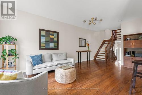 4131 Medland Drive, Burlington, ON - Indoor Photo Showing Living Room