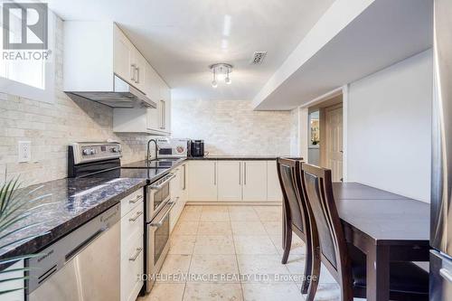 173 Oriole Drive, East Gwillimbury, ON - Indoor Photo Showing Kitchen With Upgraded Kitchen