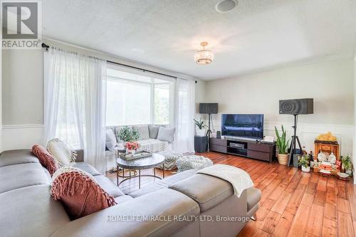 173 Oriole Drive, East Gwillimbury, ON - Indoor Photo Showing Living Room