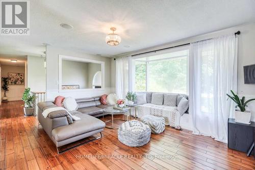 173 Oriole Drive, East Gwillimbury, ON - Indoor Photo Showing Living Room