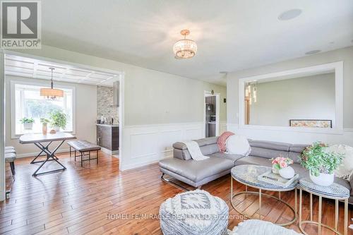 173 Oriole Drive, East Gwillimbury, ON - Indoor Photo Showing Living Room