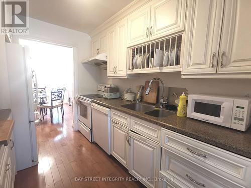 976 Raintree Lane, Mississauga, ON - Indoor Photo Showing Kitchen With Double Sink