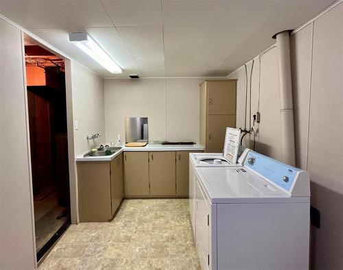 222 Buckingham Street, Boissevain, MB - Indoor Photo Showing Laundry Room