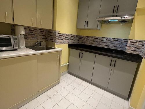 Lower-1512 Oberon Crt, Pickering, ON - Indoor Photo Showing Kitchen