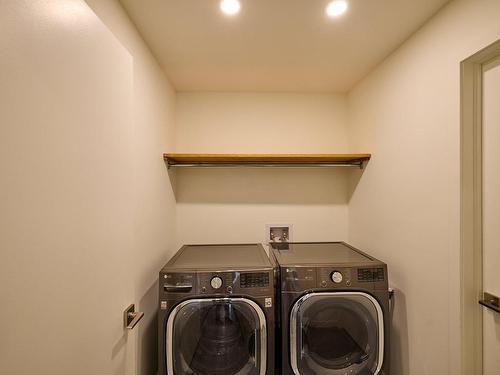 Salle de lavage - 95 Ch. Joseph-Hubert, Saint-Donat, QC - Indoor Photo Showing Laundry Room