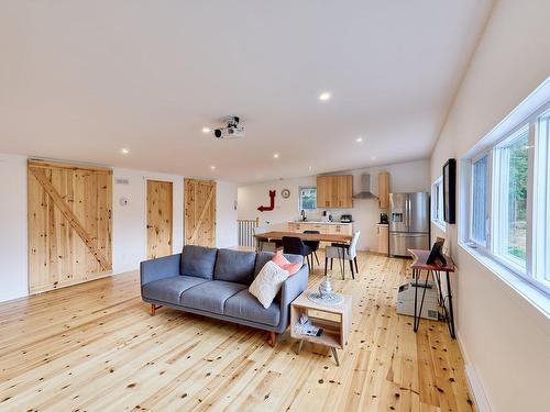 Salle familiale - 95 Ch. Joseph-Hubert, Saint-Donat, QC - Indoor Photo Showing Living Room