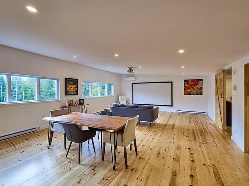 CinÃ©ma maison - 95 Ch. Joseph-Hubert, Saint-Donat, QC - Indoor Photo Showing Dining Room