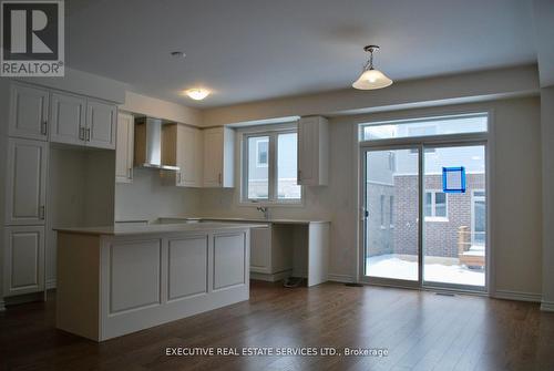 75 Phoenix Boulevard, Barrie, ON - Indoor Photo Showing Kitchen