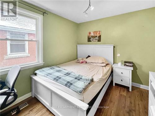 907 Fennell Avenue, Hamilton (Raleigh), ON - Indoor Photo Showing Bedroom