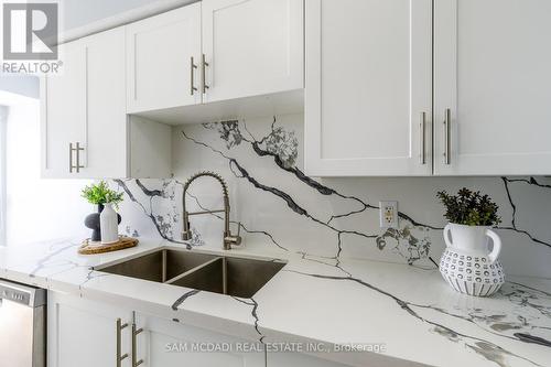 5 - 619 Dundas Street W, Mississauga, ON - Indoor Photo Showing Kitchen With Double Sink