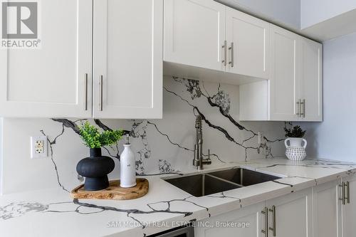 5 - 619 Dundas Street W, Mississauga, ON - Indoor Photo Showing Kitchen With Double Sink