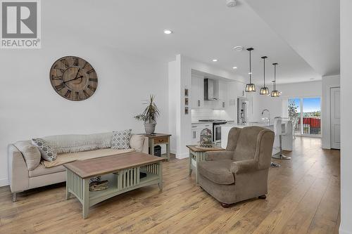 12075 Oceola Road Unit# 45, Lake Country, BC - Indoor Photo Showing Living Room