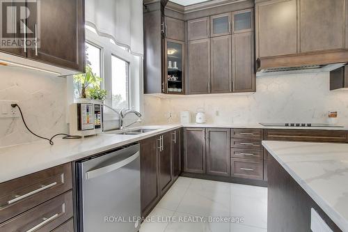 106 Silk Twist Drive, East Gwillimbury, ON - Indoor Photo Showing Kitchen With Double Sink With Upgraded Kitchen