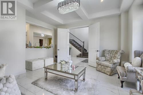 106 Silk Twist Drive, East Gwillimbury, ON - Indoor Photo Showing Living Room