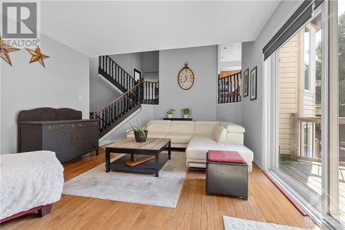 35 Stitt Street, Ottawa, ON - Indoor Photo Showing Living Room