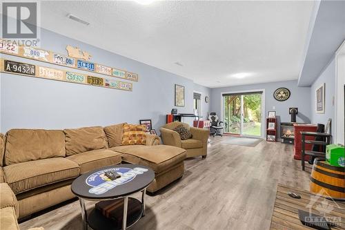 35 Stitt Street, Ottawa, ON - Indoor Photo Showing Living Room