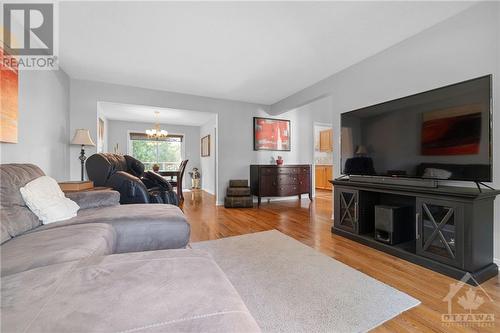 35 Stitt Street, Ottawa, ON - Indoor Photo Showing Living Room