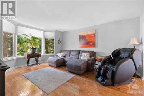 35 Stitt Street, Ottawa, ON - Indoor Photo Showing Living Room