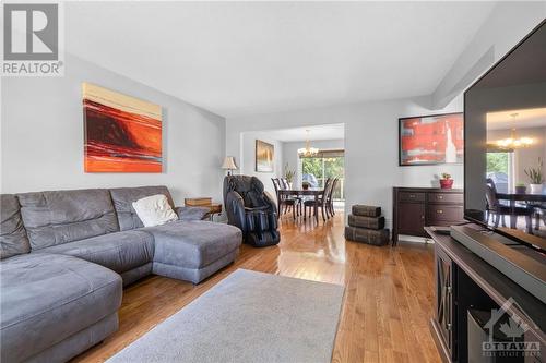 35 Stitt Street, Ottawa, ON - Indoor Photo Showing Living Room