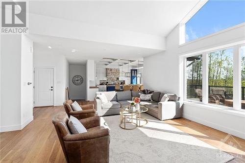 133 Cadieux Way, Ottawa, ON - Indoor Photo Showing Living Room