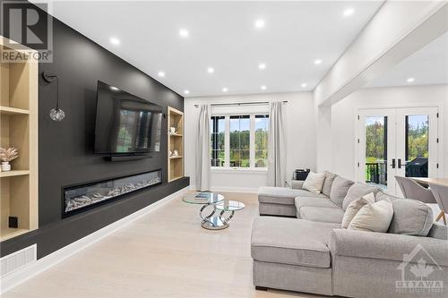 5817 Red Castle Ridge, Manotick, ON - Indoor Photo Showing Living Room