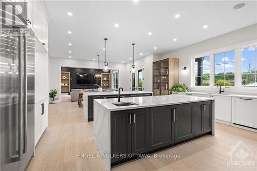 5817 Red Castle Ridge, Ottawa, ON - Indoor Photo Showing Kitchen With Upgraded Kitchen