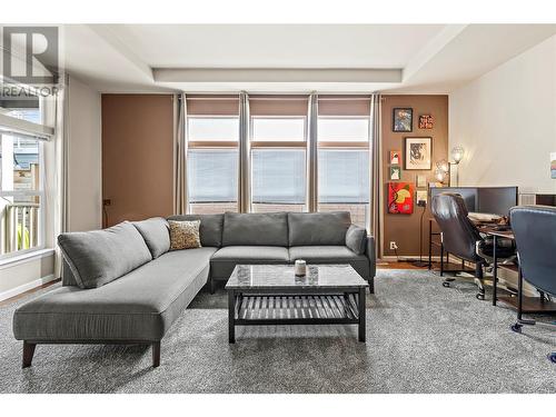 341 Hudson Street Nw, Salmon Arm, BC - Indoor Photo Showing Living Room