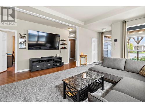 341 Hudson Street Nw, Salmon Arm, BC - Indoor Photo Showing Living Room