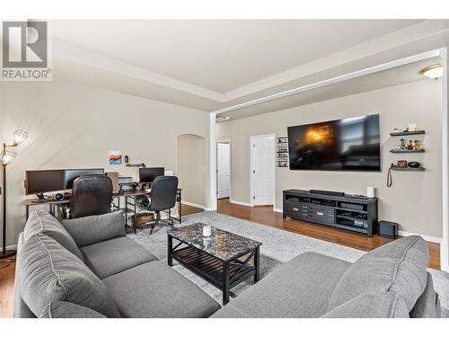 341 Hudson Street Nw, Salmon Arm, BC - Indoor Photo Showing Living Room