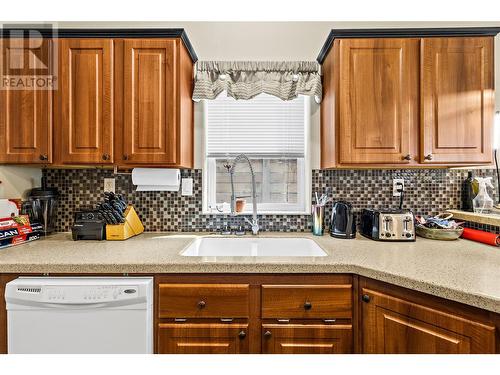 341 Hudson Street Nw, Salmon Arm, BC - Indoor Photo Showing Kitchen