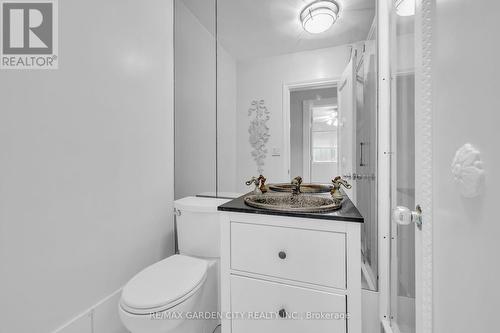 16 Freeland Court, Hamilton (Westdale), ON - Indoor Photo Showing Bathroom