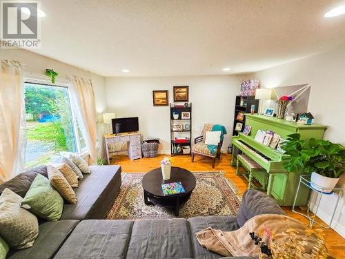 A-7421 Nootka Street, Powell River, BC - Indoor Photo Showing Living Room