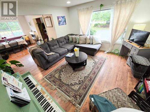 A-7421 Nootka Street, Powell River, BC - Indoor Photo Showing Living Room