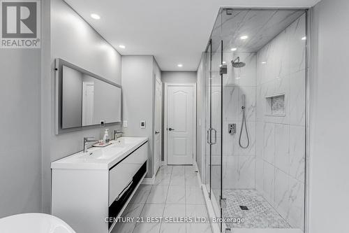 2083 Jaguar Lane, Oakville, ON - Indoor Photo Showing Bathroom