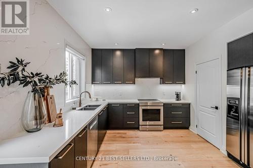 2083 Jaguar Lane, Oakville, ON - Indoor Photo Showing Kitchen With Double Sink With Upgraded Kitchen