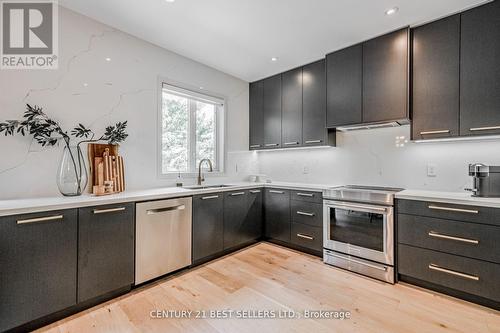 2083 Jaguar Lane, Oakville, ON - Indoor Photo Showing Kitchen With Upgraded Kitchen