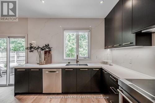 2083 Jaguar Lane, Oakville, ON - Indoor Photo Showing Kitchen With Upgraded Kitchen