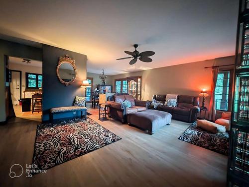 2398 Cunningham Road, Nelson, BC - Indoor Photo Showing Living Room