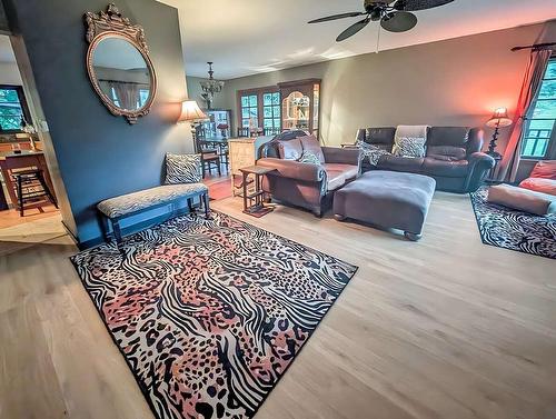 2398 Cunningham Road, Nelson, BC - Indoor Photo Showing Living Room