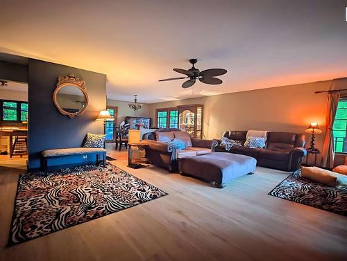 2398 Cunningham Road, Nelson, BC - Indoor Photo Showing Living Room