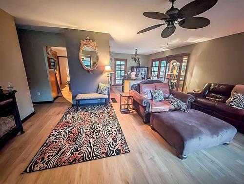 2398 Cunningham Road, Nelson, BC - Indoor Photo Showing Living Room