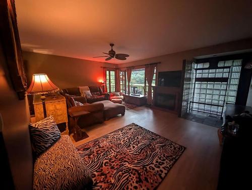 2398 Cunningham Road, Nelson, BC - Indoor Photo Showing Living Room